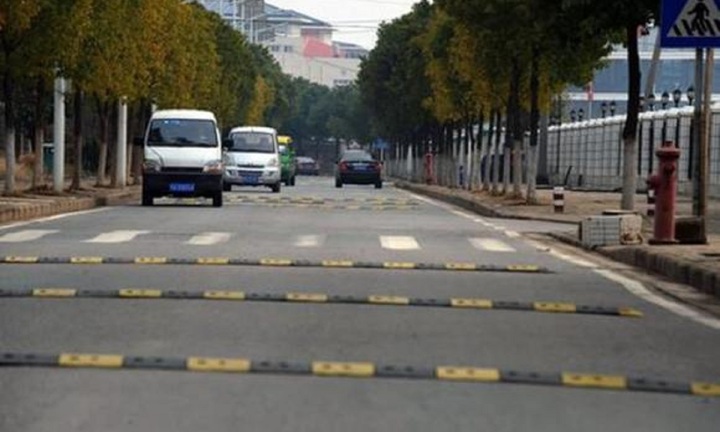 Khi qua gờ giảm tốc hay ổ gà có nên đạp phanh?