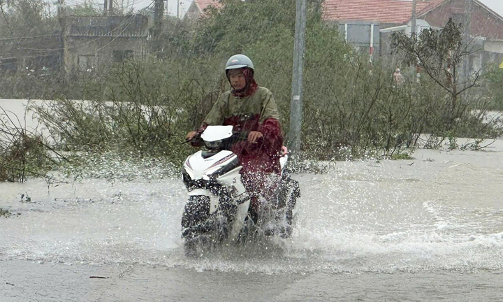 Trung Bộ mưa như trút những ngày cuối tháng 11, lũ trên sông Hương tiếp tục lên