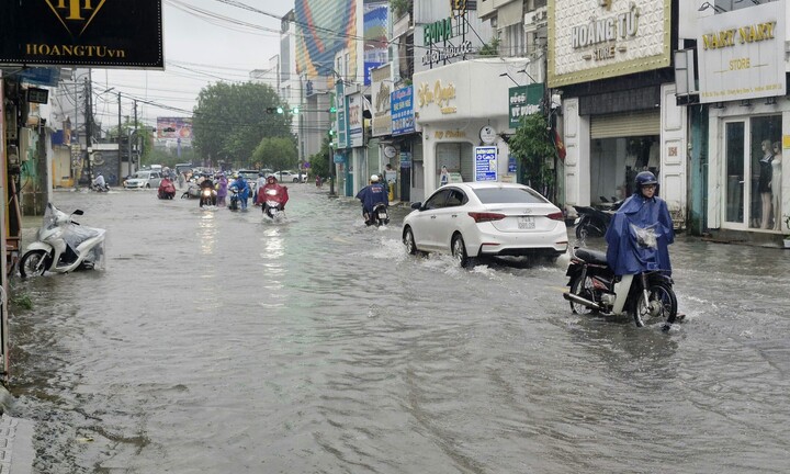 Nước lũ đổ về trong đêm, dân Thừa Thiên - Huế bì bõm lội nước đi làm