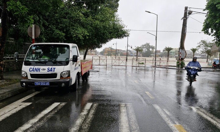 Sạt lở làm sập nhà dân ở miền núi Thừa Thiên - Huế, 2 người bị thương