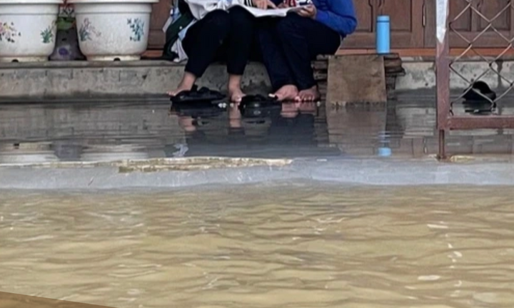 Lũ bủa vây mọi nẻo đường, Thừa Thiên Huế cho học sinh nghỉ học