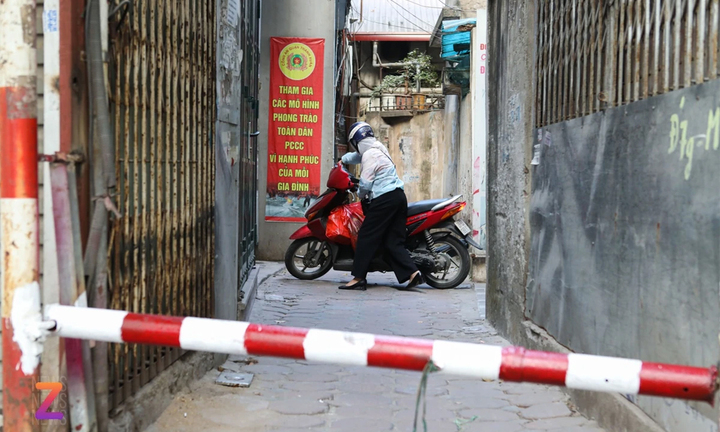 Thử sống ở ngõ Hà Nội một ngày, sẽ hiểu vì sao có chuyện dựng barie ngăn xe máy
