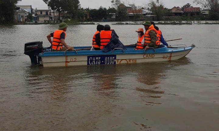 Công an vượt lũ đưa người phụ nữ bị sốt xuất huyết nguy kịch đi cấp cứu