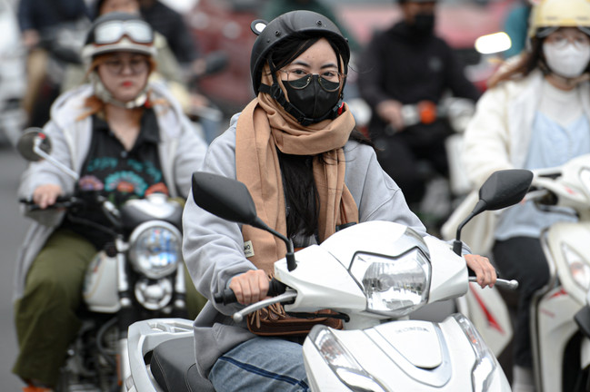 Người Hà Nội quàng khăn kín mít ra đường trong đợt rét đậm nhất từ đầu mùa