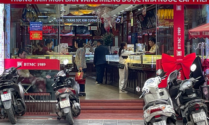 Mở bán vàng nhẫn không giới hạn, cửa hàng vẫn bất ngờ vắng khách