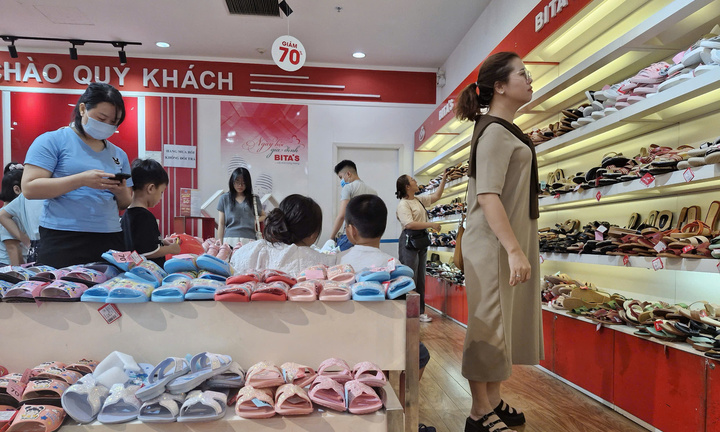 Người TP.HCM đổ xô đi săn hàng Black Friday sớm 