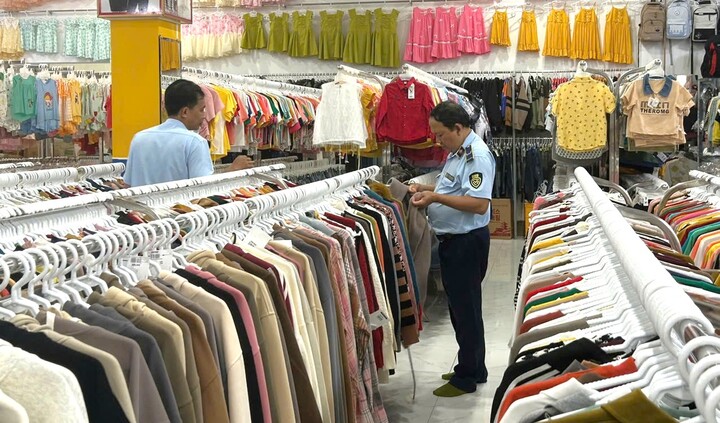 Bán 'hàng fake', cửa hàng thời trang ở Vĩnh Long bị phạt gần 60 triệu đồng