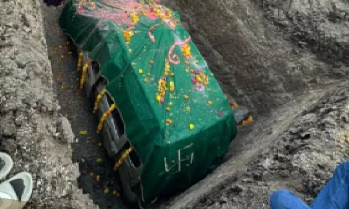 Đại gia Ấn Độ làm 'đám tang' cho ô tô cũ tốn 4.500 USD, 1.500 người dự