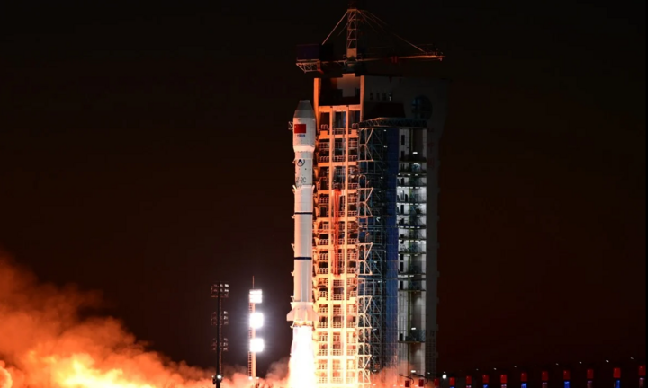 Trung Quốc phóng vệ tinh tự lái đầu tiên trên thế giới