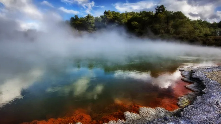 Hồ nước nóng sủi bọt như ly 'sâm-panh'