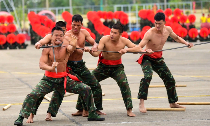 Xem đặc công vượt lửa, bẻ cong thanh sắt bằng cổ