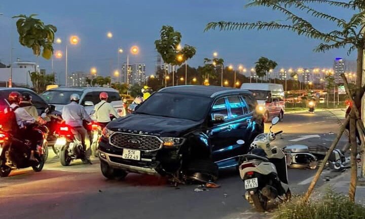 Ô tô tông liên hoàn 3 xe máy, 4 người nhập viện
