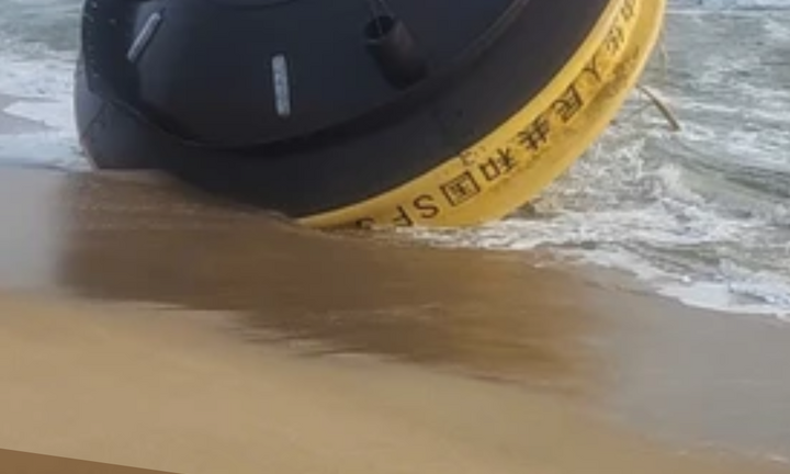 Vật thể lạ có chữ Trung Quốc trôi vào bờ biển Quảng Ngãi