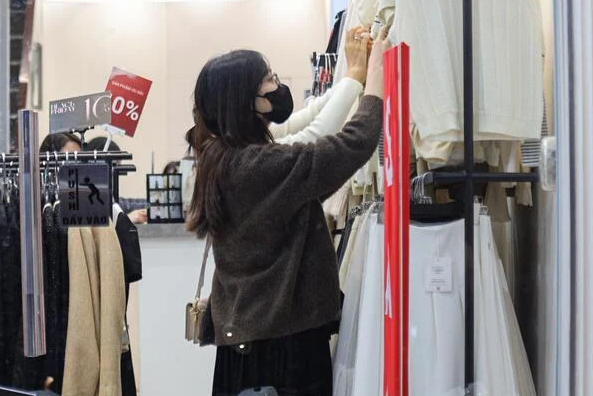 Khách không còn chen lấn mua hàng Black Friday, cửa hàng hết cảnh 'thất thủ'