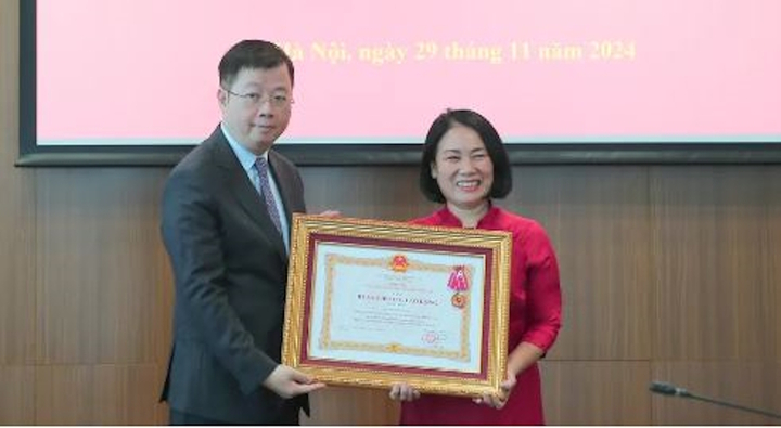 Nhà báo Tạ Bích Loan nghỉ hưu, nhận Huân chương Lao động hạng Nhất