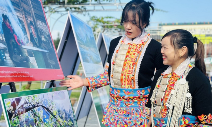 Triển lãm 'Những câu chuyện bằng hình ảnh tại Tuần Du lịch - Văn hóa Lai Châu'