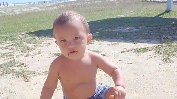 Cậu bé 2 tuổi chết vì điện giật khi chạm vào biển quảng cáo 