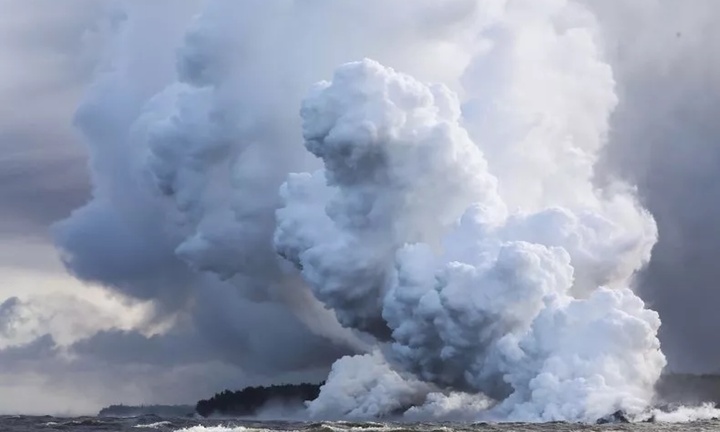 Tại sao nước biển không dập tắt được núi lửa?