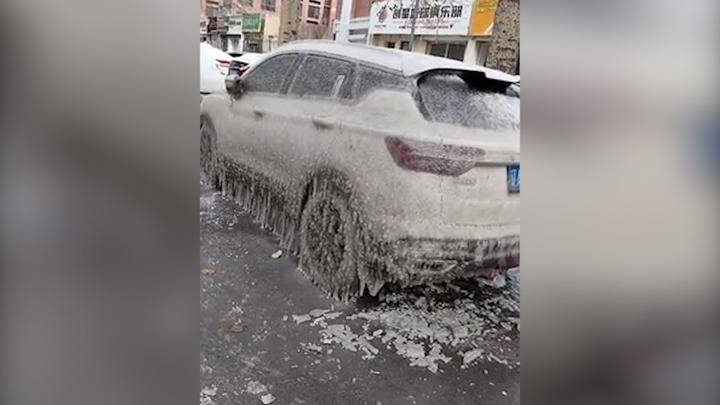 Hàng loạt ô tô đóng băng trên đường phố Trung Quốc