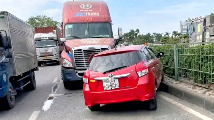 Pha 'tạt cánh' bất cẩn của nữ tài xế, ô tô xoay ngang đường 