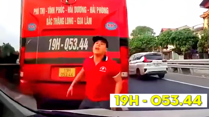 Vượt đường bất thành, tài xế xe khách ngang nhiên chặn đầu, đe dọa người khác