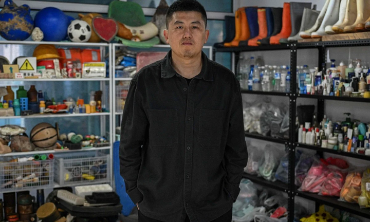 Nghệ sĩ biến rác thải nhựa thành tác phẩm nghệ thuật sắp đặt ấn tượng