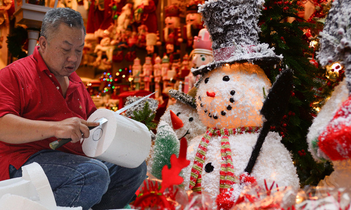 Nghề 'nặn' người tuyết ở Hà Nội kiếm bộn tiền trong mùa Giáng sinh