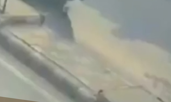 Người đàn ông lao xe máy qua dải phân cách, 'bay' thẳng vào đầu ô tô 