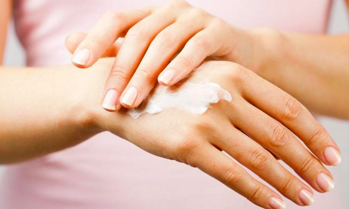 Cách trị khô da tay chân vào mùa đông