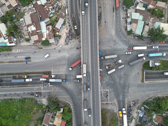 Thiếu mặt bằng, dự án nút giao 3 tầng ở cửa ngõ TP.HCM thi công ì ạch