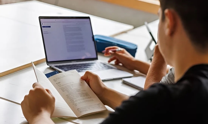 Con bị điểm kém môn Lịch sử, phụ huynh kiện trường