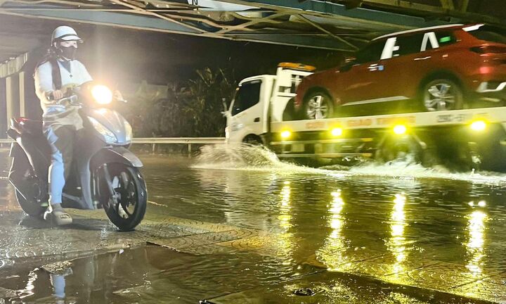 Khổ sở lội nước trên đường hơn 700 tỷ dù trời không mưa