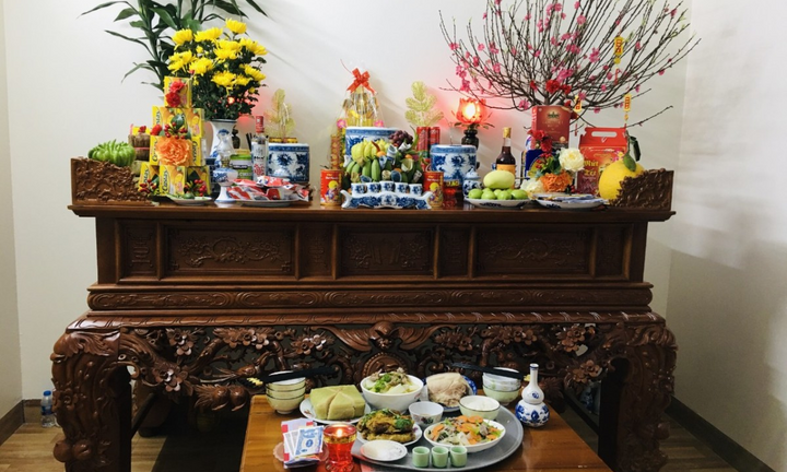 Vì sao cần dâng nước, thay nước khi thắp hương?