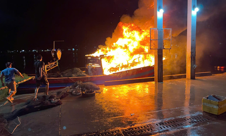 Đang neo đậu ở cảng, tàu cá của ngư dân Quảng Ngãi cháy ngùn ngụt