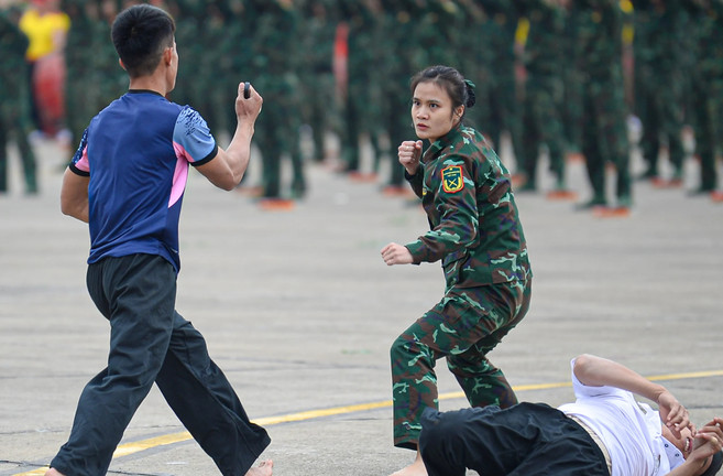Nữ đặc công biểu diễn đánh côn nhị khúc, võ thuật đối kháng điêu luyện