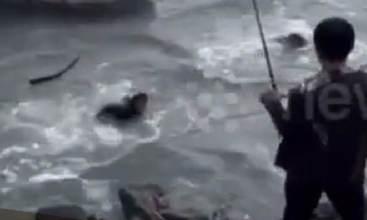 Cố bơi vào bờ, hai nam thanh niên Trung Quốc bị dòng nước chảy xiết ‘nuốt chửng’