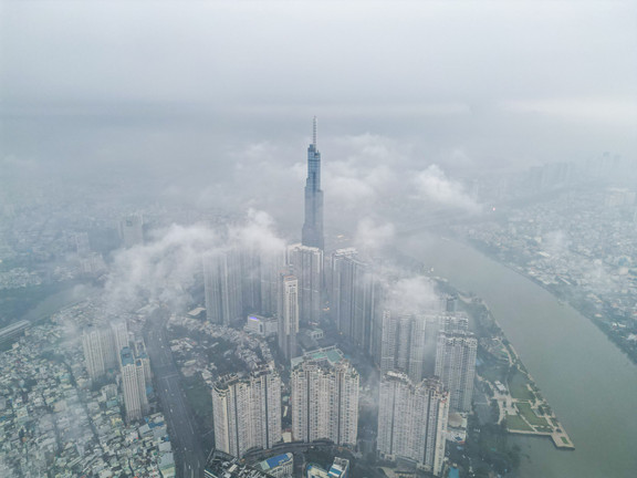 TP.HCM se lạnh, sương mù 'nuốt chửng' các tòa cao tầng