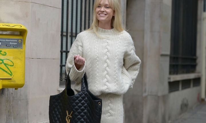 Cách kết hợp áo len dệt kim phù hợp nhất với phụ nữ ở độ tuổi 50