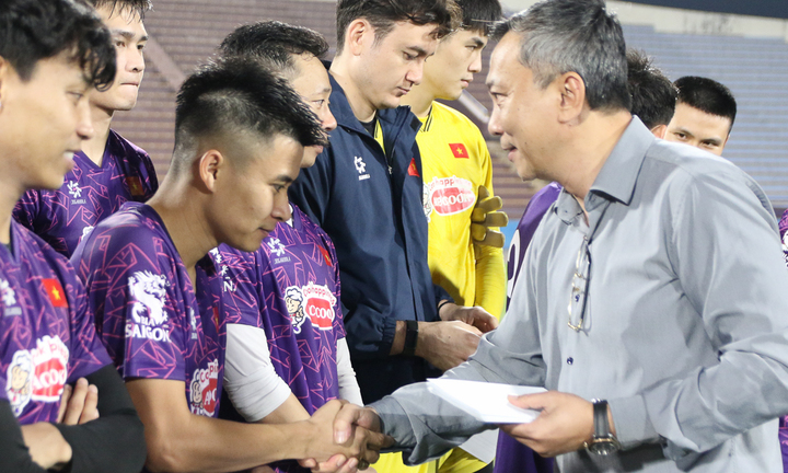 Chủ tịch VFF tặng quà lấy may cho HLV Kim Sang-sik