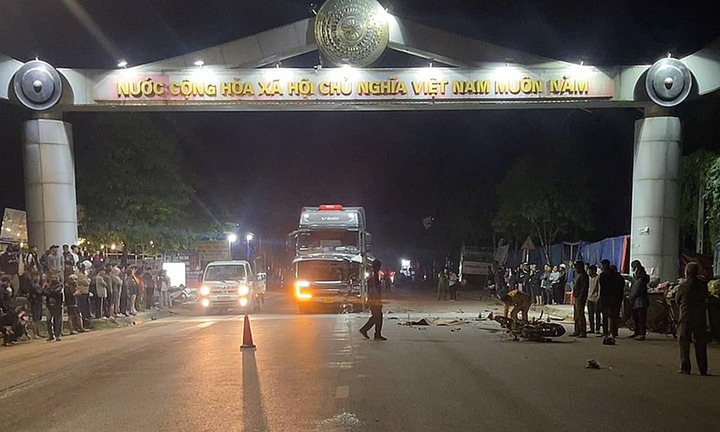 Hai vụ tai nạn 6 người chết ở Hòa Bình: Xe khách và xe đầu kéo lấn làn, vượt ẩu