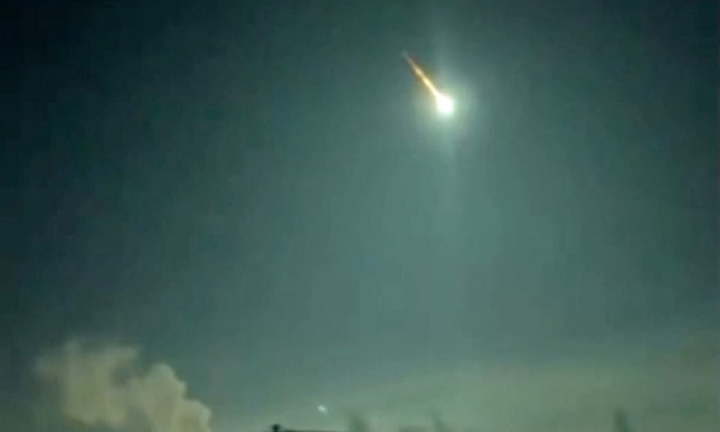 Tiểu hành tinh rơi thắp sáng bầu trời ở Nga