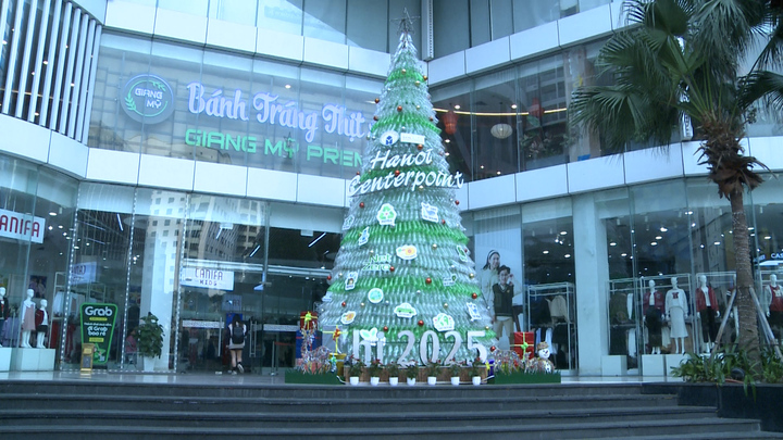 Cận cảnh cây thông Noel khổng lồ làm từ 3000 chai nhựa ở Hà Nội