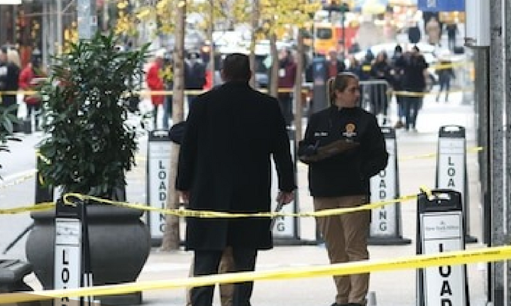 Khoảnh khắc sát thủ phục kích, bắn chết CEO công ty bảo hiểm ở Mỹ