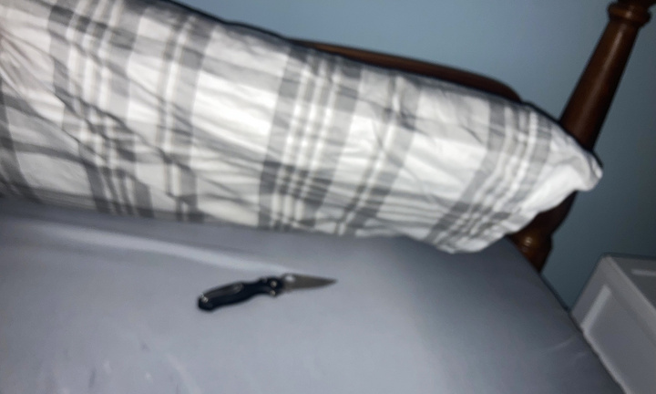 Vì sao nhiều người đặt dao kéo ở đầu giường?