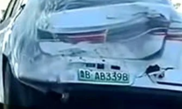 Dân mạng sốc với chiếc xe nát tươm, dính đầy băng keo vẫn chở khách 