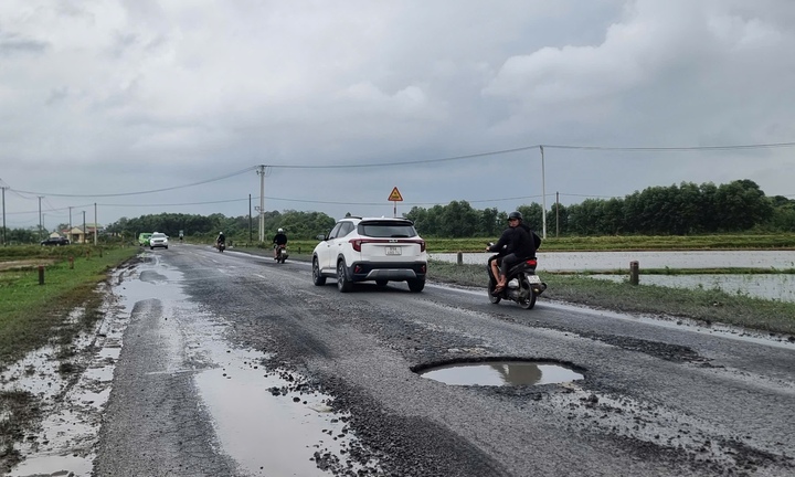 Gồng mình 'cõng' xe trọng tải lớn, tỉnh lộ ở Quảng Trị mới dùng 2 năm đã hỏng