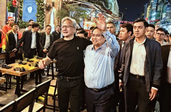 Thủ tướng Phạm Minh Chính cùng CEO NVIDIA dạo phố cổ Hà Nội và uống bia