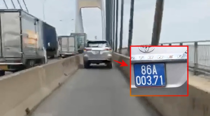 TP.HCM: Xử phạt tài xế lái xe biển xanh vào làn xe máy trên cầu Phú Mỹ