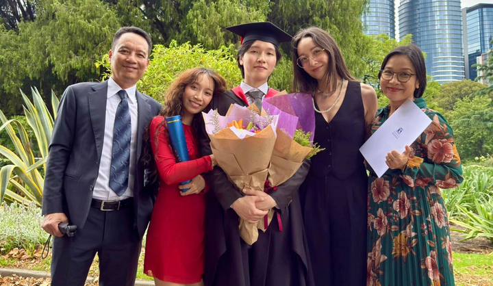 Vợ chồng Mỹ Linh mừng con trai tốt nghiệp thạc sỹ y khoa tại Australia