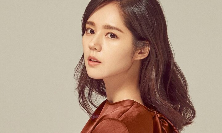 Sao Hàn 7/12: Nữ chính 'Mặt trăng ôm mặt trời' ốm nặng sau khi sinh con thứ hai